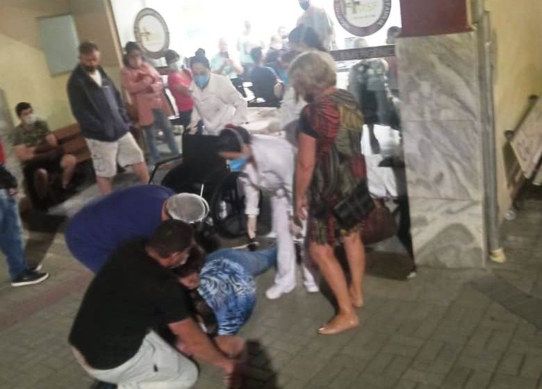  Mulher passa mal a espera de atendimento no Hospital Sagrada família