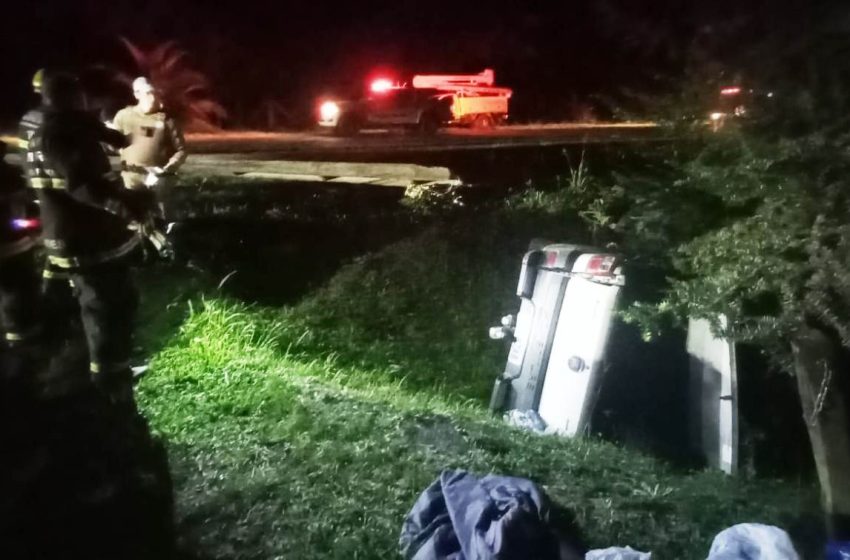  Após colidir contra e derrubar poste condutor foge