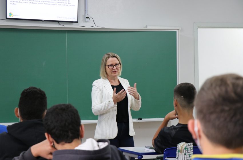  Procuradoria da Mulher palestra na EBM Pref. Henrique Schwarz