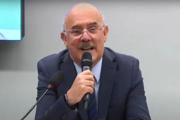  Ministro da Educação pede demissão em meio à polêmica na pasta