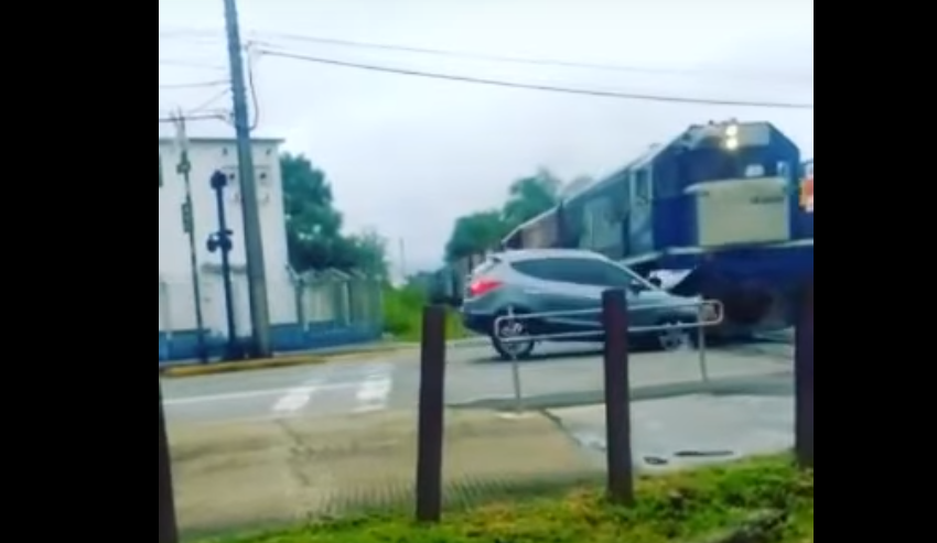  Vídeo mostra momento em que carro colide com o trem em Joinville