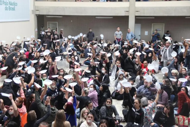  Servidores públicos recebem folha de pagamento zerada e fazem manifestação