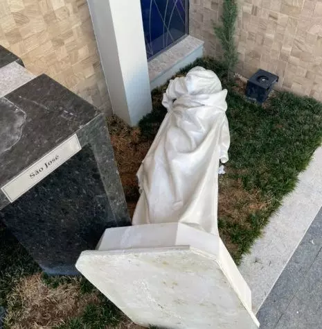  Igreja é invadida e estátuas são quebradas