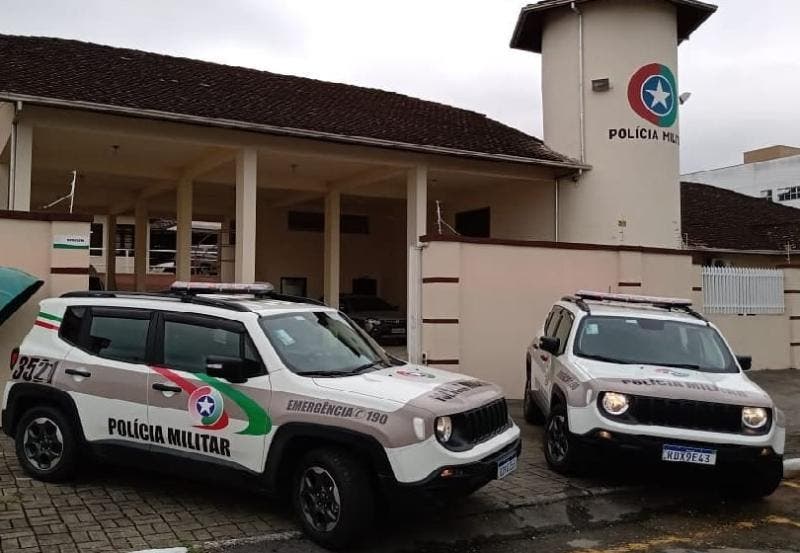  Homem é preso após viajar e deixar cachorro preso, sem água e sem comida 