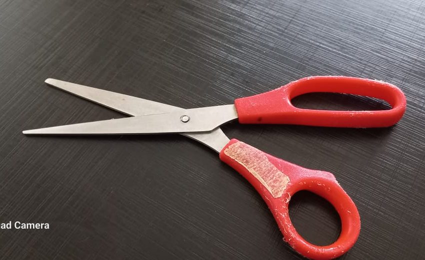  Armada com tesoura mãe ameaça a filha