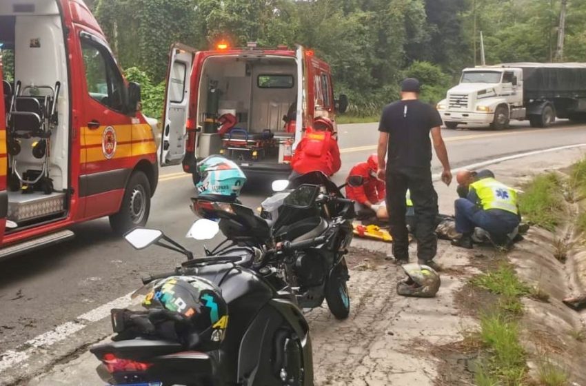  Caiu de moto, quebrou um braço e teve diversos ferimentos