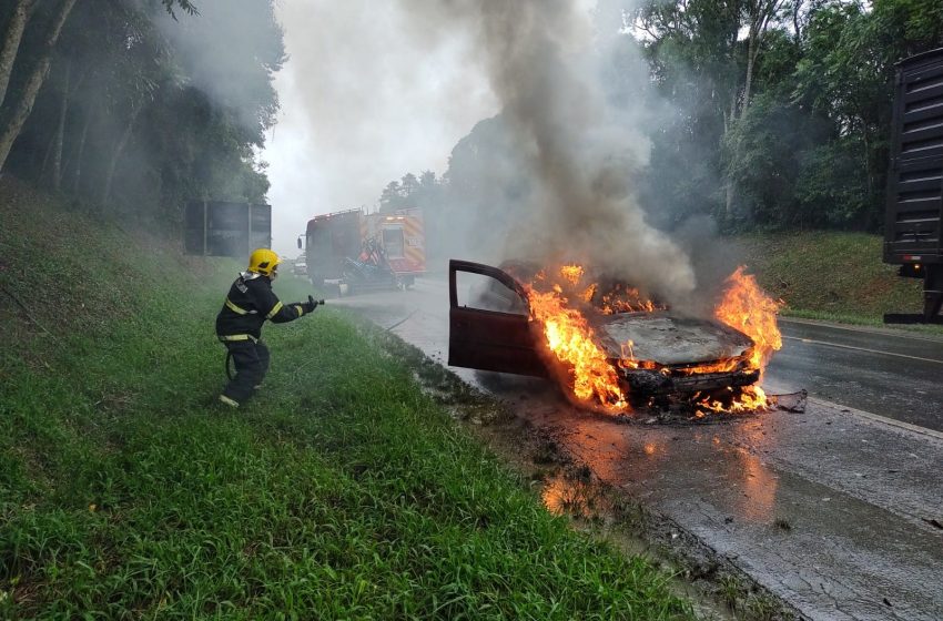  Automóvel é destruído pelo fogo em Papanduva