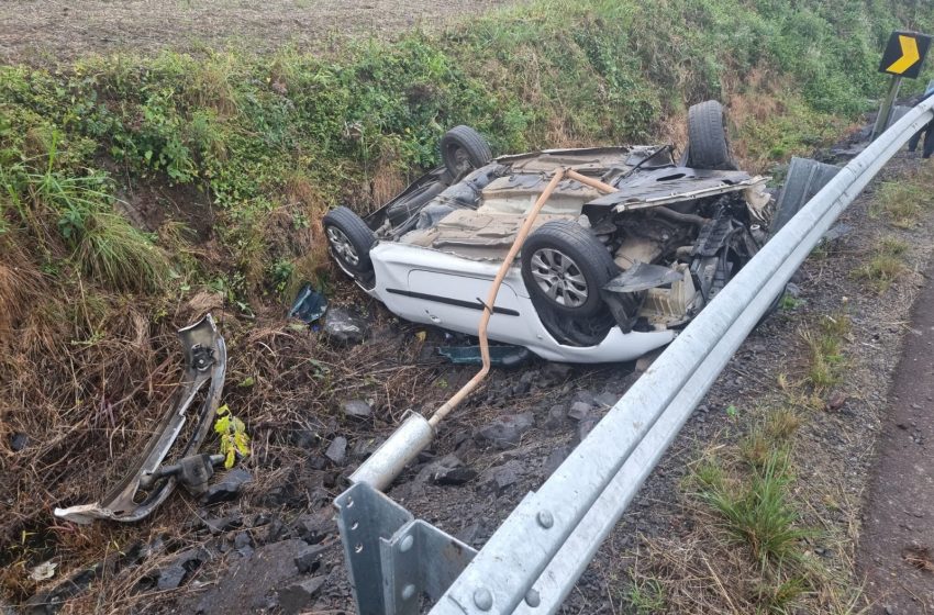  Carro capota e condutora sofre apenas escoriações