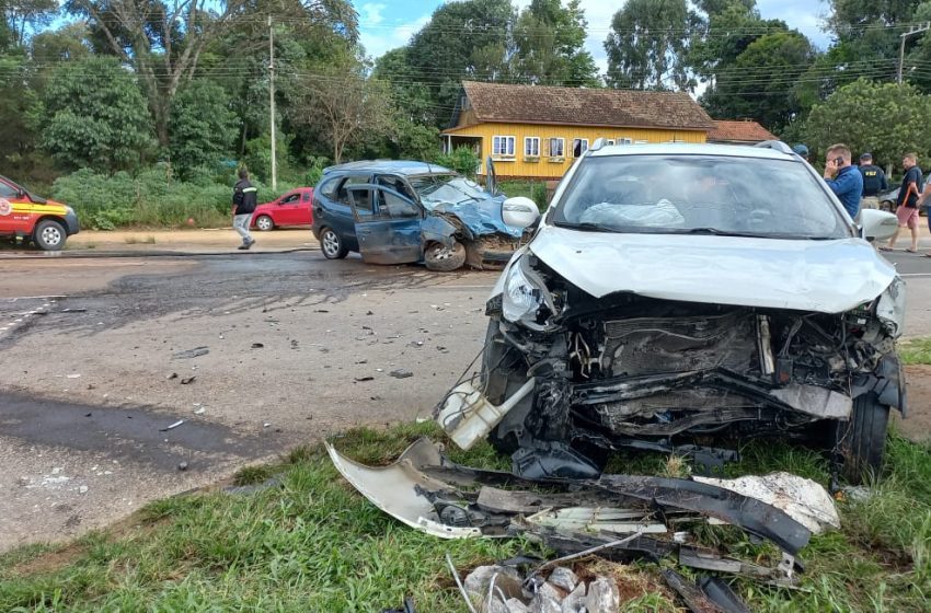  Pancada violenta envolveu dois carros na BR-280