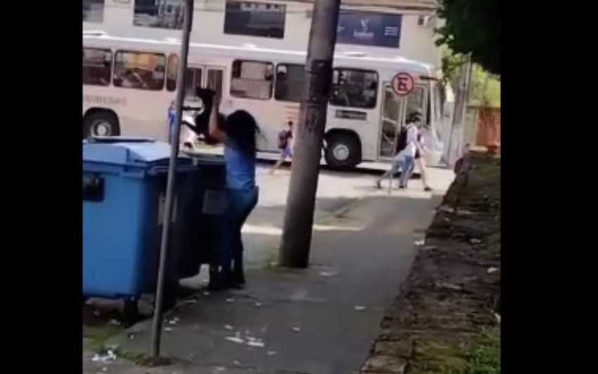  VÍDEO – Mulher é flagrada jogando cão dentro do lixo em Blumenau; delegado investiga o caso