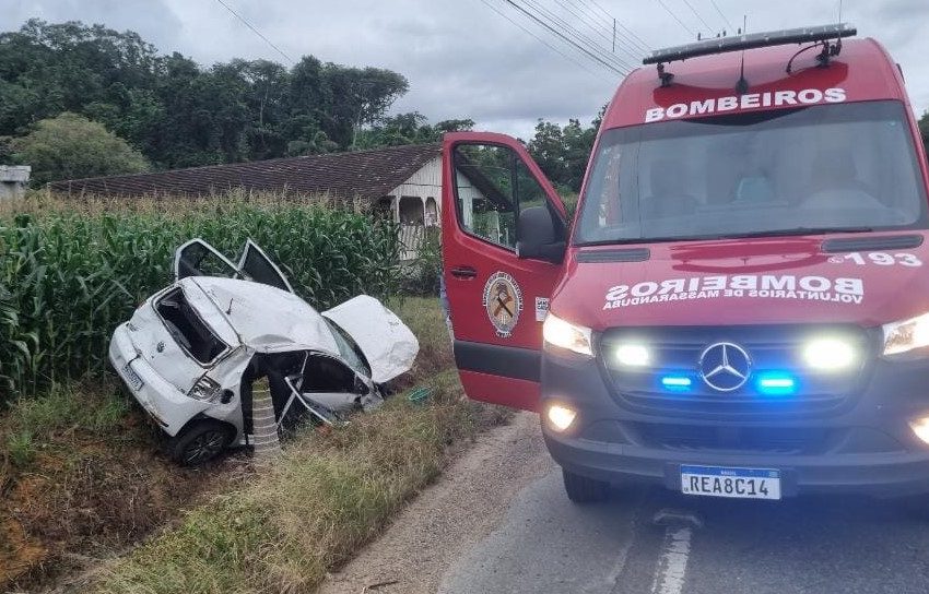  “CHÁ DE SUMIÇO”: Motorista bate em poste, destrói veículo e desaparece do local