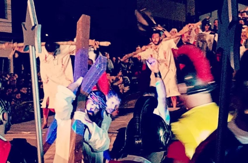  DRAMA DO CALVÁRIO: Multidão nas ruas do Centro