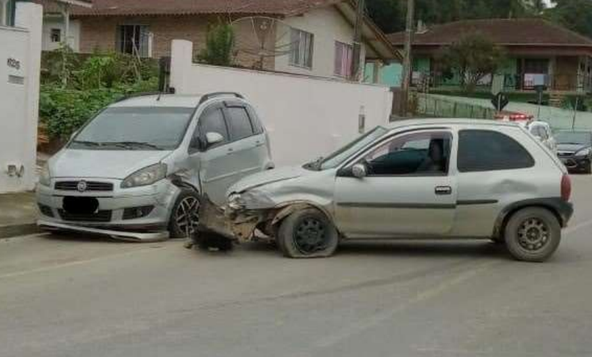  Dormiu ao volante e bateu em carro estacionado