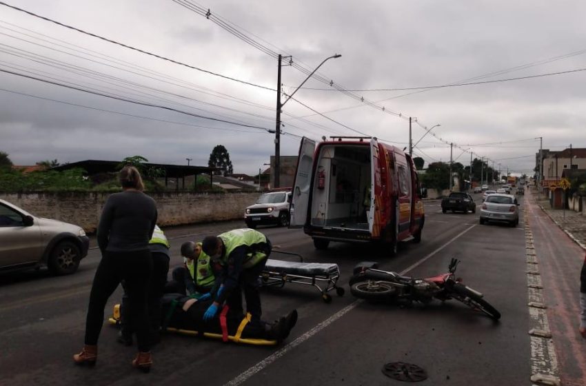  Acidente entre moto e carro deixa um homem ferido