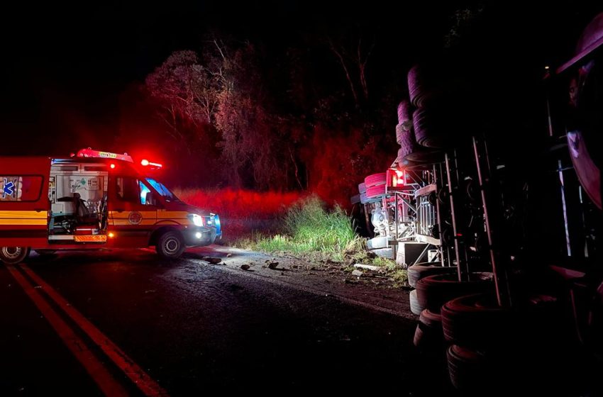  Carreta tomba e homem morre encarcerado nas ferragens