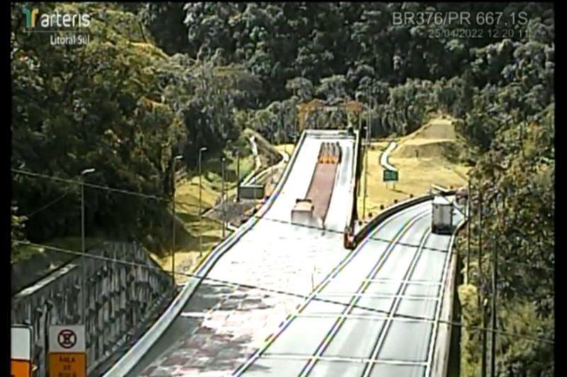  VÍDEO: Motorista evita acidente com carga de 38 toneladas de farelo