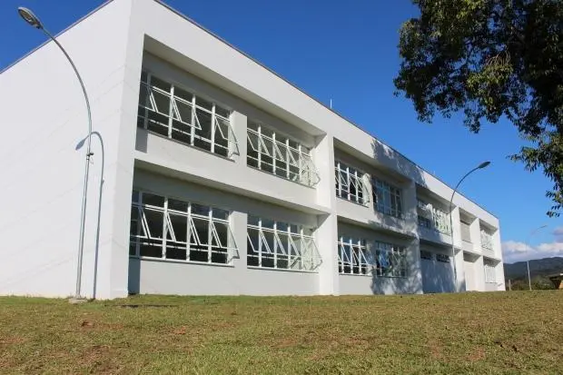  Menino de 6 anos leva choque elétrico em escola