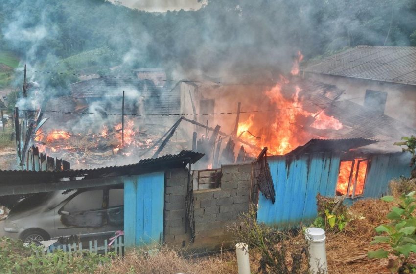  INCÊNDIO:  três crianças foram salvas pelos vizinhos