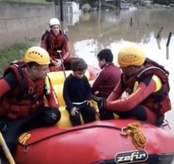  Crianças louvam e agradecem a Deus durante resgate das cheias e emocionam bombeiros
