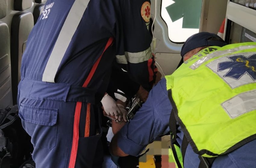  Caminhão suspenso cai sobre mecânico