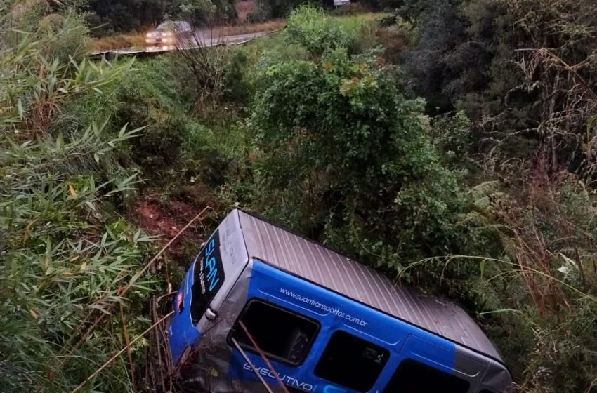  Micro-ônibus que conduzia crianças cai em barranco