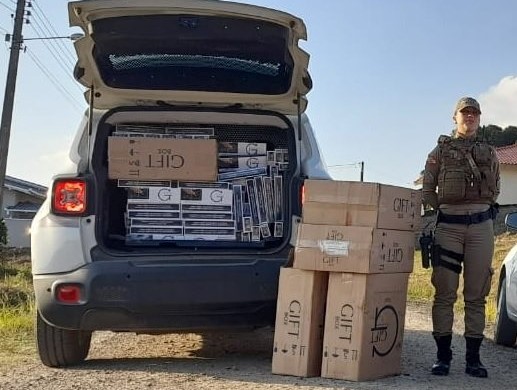  Cigarros de contrabando em carro abandonado