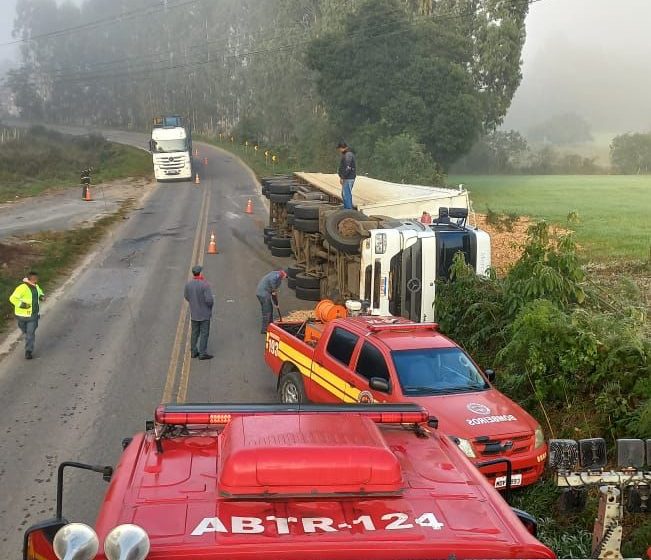  Carreta tomba na SC-477