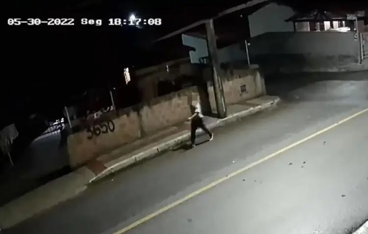  Padrasto que violentou e matou criança de 7 anos morre em confronto com a polícia