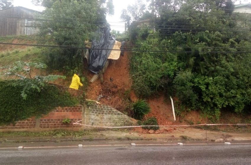  ATENÇÃO: Deslizamento na Rua das Neves