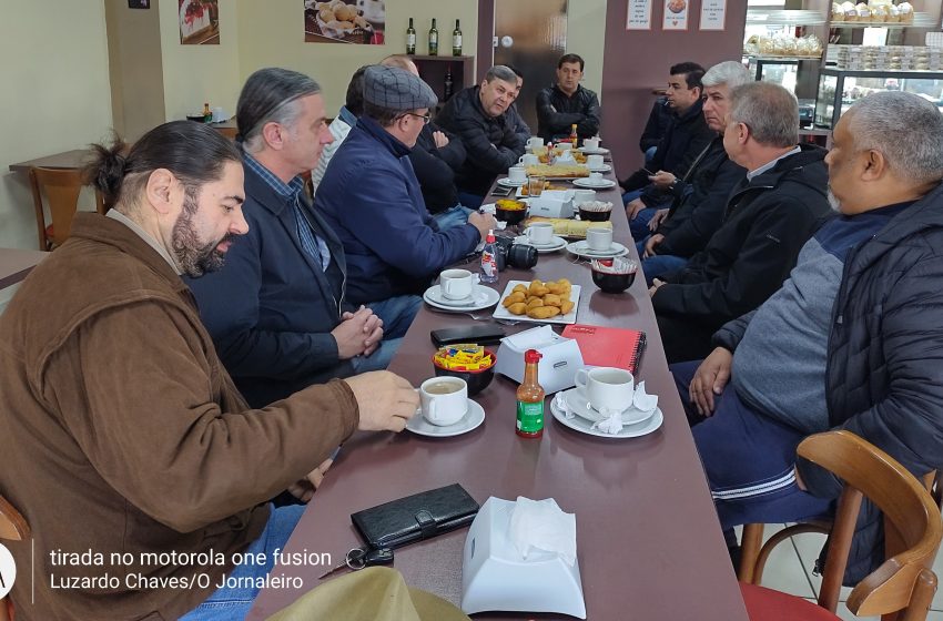  Pré-candidato a governador reunido com imprensa