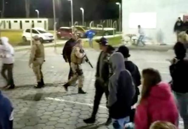  Baderneiros entram no cacete em Campo Alegre