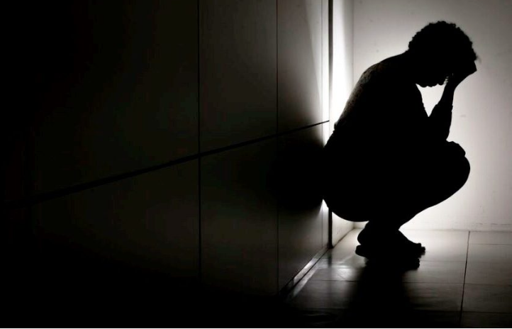  Bateu na esposa, decepou os dedos dela, bebeu, dirigiu e foi ver o sol nascer quadrado