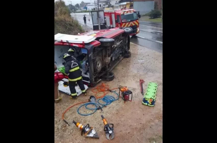  Ambulância dos bombeiros tomba a caminho de acidente na BR-470