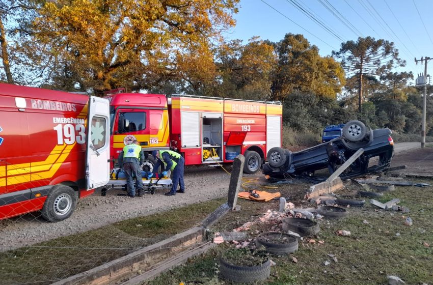  Capotamento deixa mulher ferida