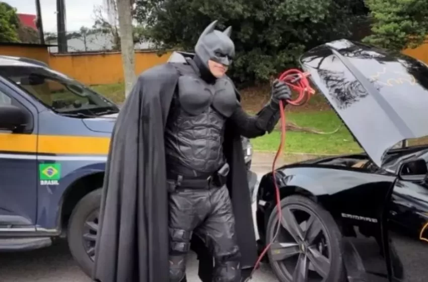 Carro de “Batman” tem defeito e PRF ajuda a consertar na BR-101