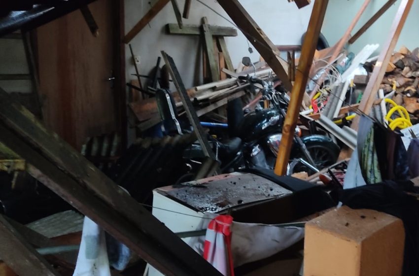  FOTOS: Telhado foi arrancado pela força do vento