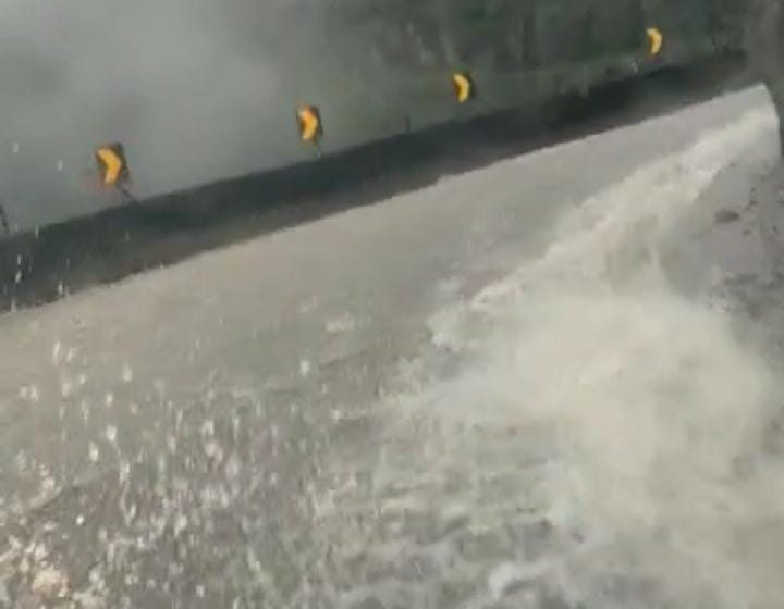  Vídeo flagra fluxo intenso de água da chuva descendo na Serra do Rio do Rastro