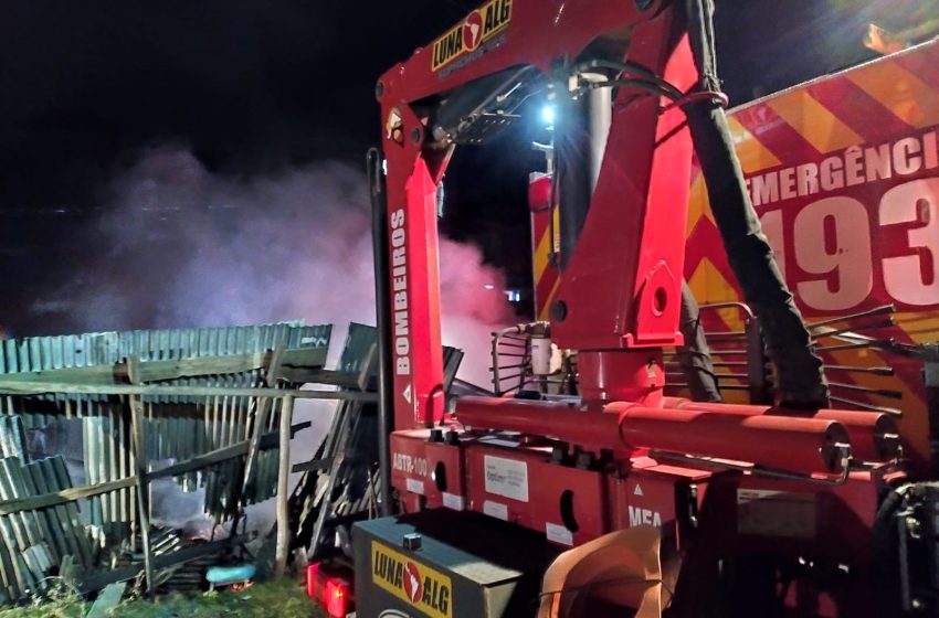  Incêndio atinge casa de madeira