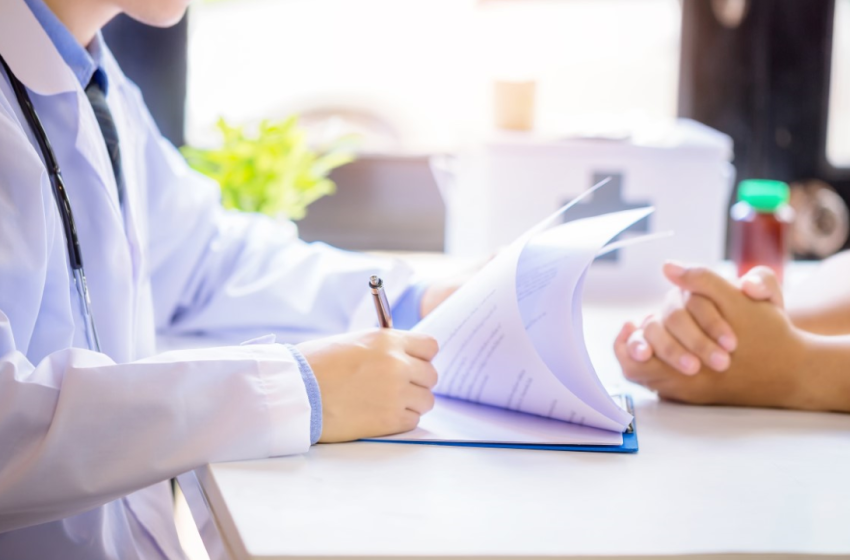  Médico é condenado a devolver quase R$ 300 mil por plantões não cumpridos