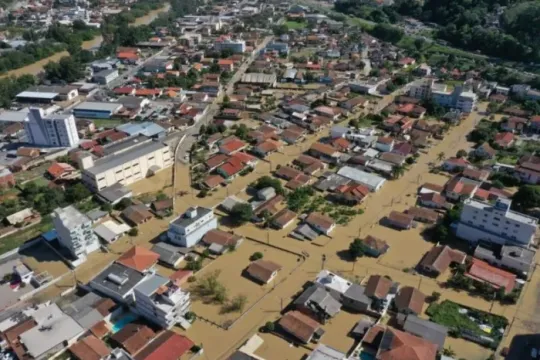  Governo de SC diz que vai construir casas para moradores afetados pela chuva