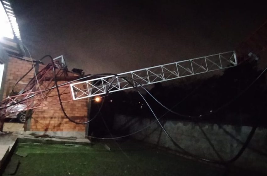 Antena de Comunicação é derrubada pela força do vento