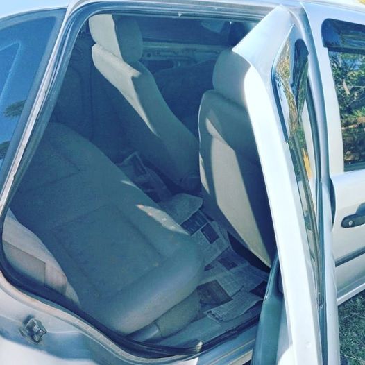  Foge da polícia a quase 140KM/h e coloca a vida de duas crianças em risco