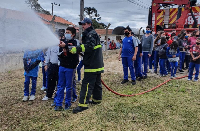  Projeto Bombeiro Mirim faz ação preventiva em escola