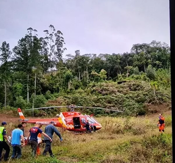  Homem se acidenta com carroça e é resgatado de helicóptero