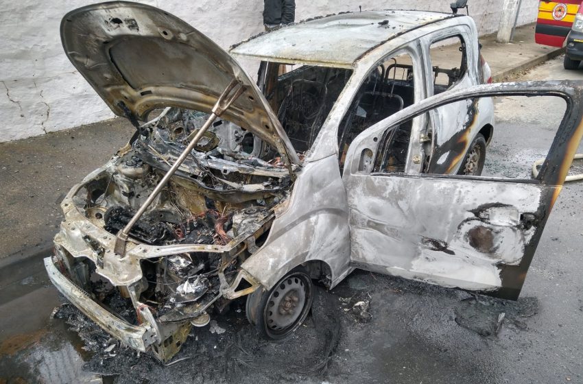  Fiat Mobi consumido pelo fogo em via pública
