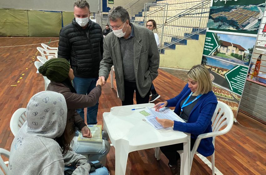  SANTA FÉ: Famílias assinam contratos