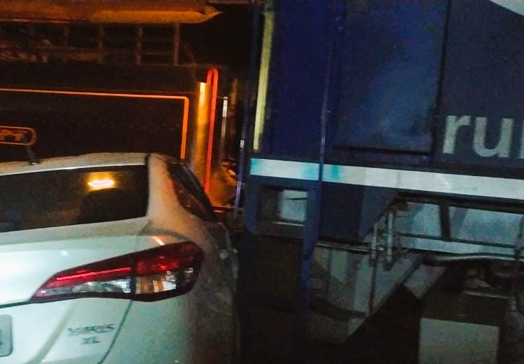  VIA FÉRREA: Toyota arrastado 200 metros pelo Trem