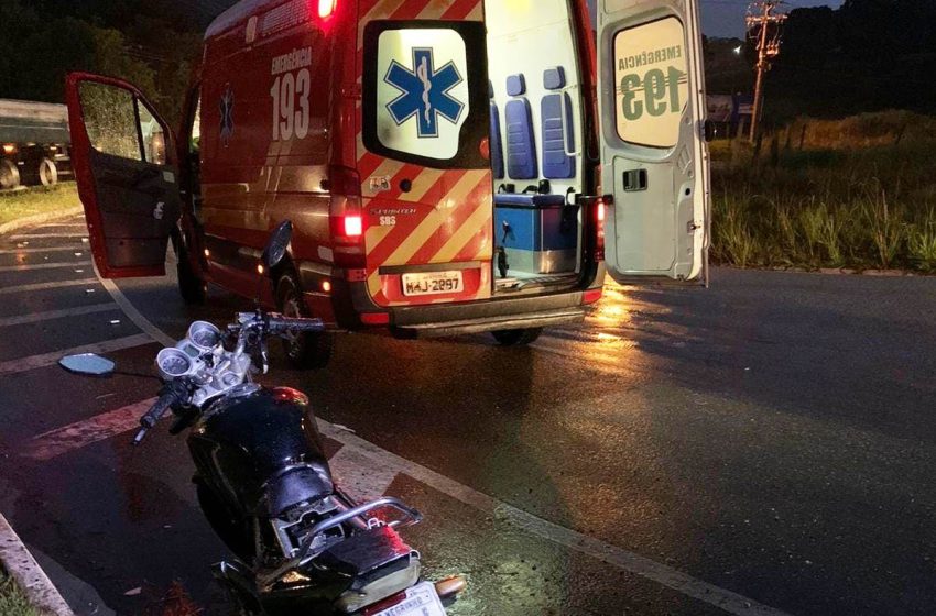  Fraturou a perna ao colidir de moto contra carro