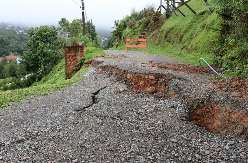  PERIGO: Rua Jaraguá pode desmoronar a qualquer momento