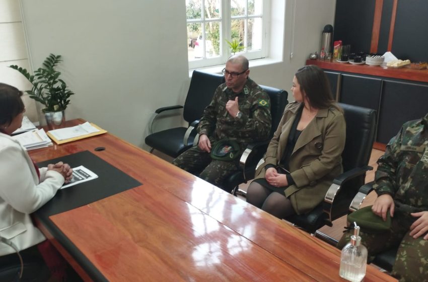  Exército visita gabinete